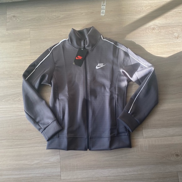 Grey Nike suit - Picture 4 of 5